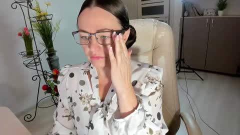 Snapshot of vika7333 chatting on 11/30/25, 06:50 Ukrainian-woman online show from 11/30/25, 06:50