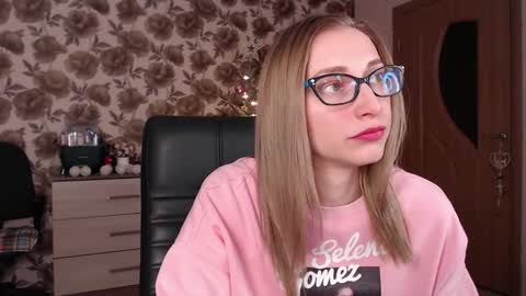 Snapshot of vikaericka chatting on 12/23/24, 05:00 Vika online show from 12/23/24, 05:00