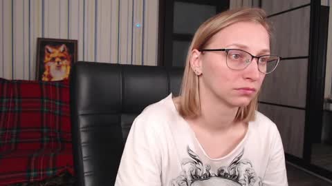 Snapshot of vikaericka chatting on 05/19/26, 01:22 Vika online show from 05/19/26, 01:22