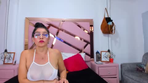 Snapshot of vikitomson chatting on 01/25/25, 03:52 vikiTomson online show from 01/25/25, 03:52