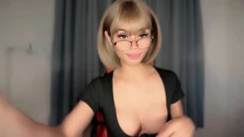 Snapshot of vikkylustfull chatting on 06/17/26, 05:47 vikkylustfull online show from 06/17/26, 05:47