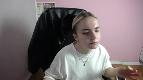 viktoria_lovely online show from 04/24/26, 06:27