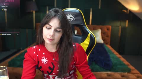 Snapshot of viktoria_storm chatting on 12/25/24, 11:20 Alisa online show from 12/25/24, 11:20