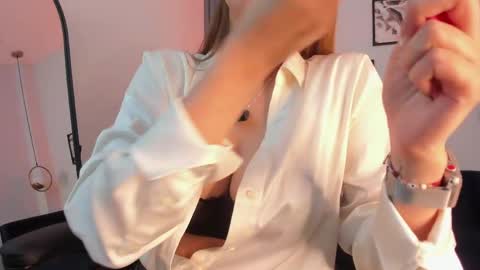 Snapshot of vikypetiteee chatting on 04/30/26, 10:25 Victoria online show from 04/30/26, 10:25