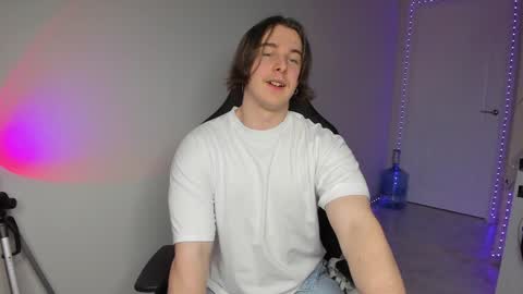 Snapshot of vincent__strong chatting on 12/20/24, 01:43 Vincent Strong online show from 12/20/24, 01:43