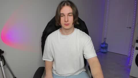 Snapshot of vincent__strong chatting on 12/23/24, 10:53 Vincent Strong online show from 12/23/24, 10:53