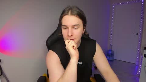 Snapshot of vincent__strong chatting on 12/27/24, 12:12 Vincent Strong online show from 12/27/24, 12:12