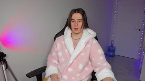 Snapshot of vincent__strong chatting on 01/03/25, 07:27 Vincent Strong online show from 01/03/25, 07:27