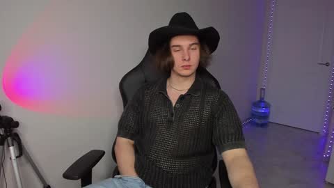 Snapshot of vincent__strong chatting on 01/05/25, 03:13 Vincent Strong online show from 01/05/25, 03:13