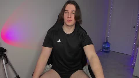 Snapshot of vincent__strong chatting on 01/17/25, 01:24 Vincent Strong online show from 01/17/25, 01:24