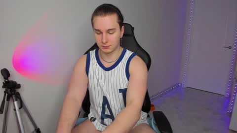 Snapshot of vincent__strong chatting on 02/07/25, 04:03 Vincent Strong online show from 02/07/25, 04:03