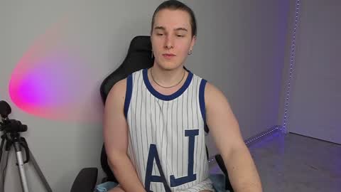 Snapshot of vincent__strong chatting on 02/08/25, 03:00 Vincent Strong online show from 02/08/25, 03:00