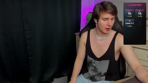 Snapshot of vincent__strong chatting on 10/18/25, 08:04 Vincent Strong online show from 10/18/25, 08:04