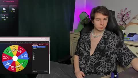 Snapshot of vincent__strong chatting on 10/19/25, 09:43 Vincent Strong online show from 10/19/25, 09:43