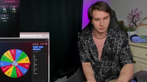 Snapshot of vincent__strong chatting on 10/24/25, 01:29 Vincent Strong online show from 10/24/25, 01:29