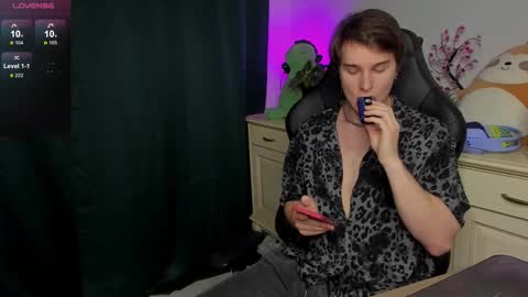 Snapshot of vincent__strong chatting on 10/26/25, 08:42 Vincent Strong online show from 10/26/25, 08:42