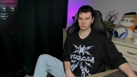 Snapshot of vincent__strong chatting on 12/15/25, 08:18 Vincent Strong online show from 12/15/25, 08:18