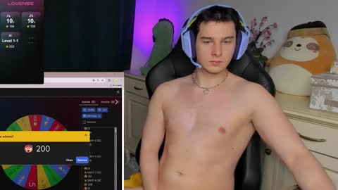 Snapshot of vincent__strong chatting on 12/20/25, 04:08 Vincent Strong online show from 12/20/25, 04:08