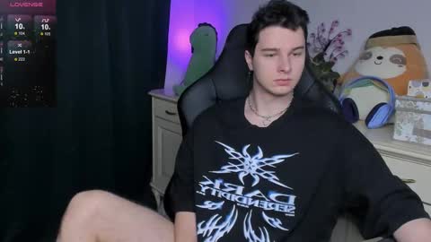 Snapshot of vincent__strong chatting on 12/21/25, 01:35 Vincent Strong online show from 12/21/25, 01:35