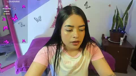 Snapshot of vio_let_ chatting on 05/31/26, 02:09 Daniela online show from 05/31/26, 02:09