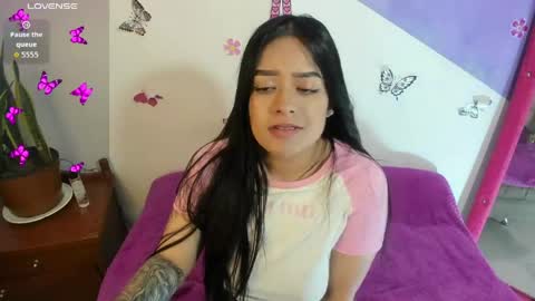 Snapshot of vio_let_ chatting on 06/08/26, 01:28 Daniela online show from 06/08/26, 01:28