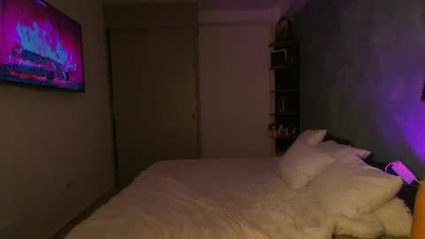 Violet independent model online show from 04/26/26, 05:21