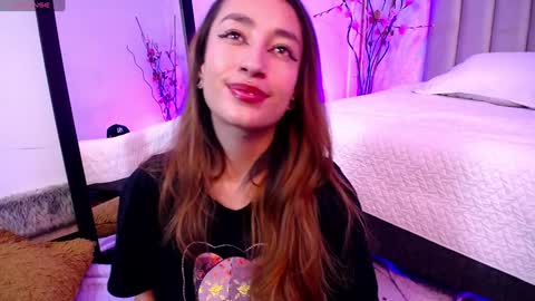 Snapshot of violet_jonesss chatting on 12/22/24, 02:16 Violet Jones online show from 12/22/24, 02:16