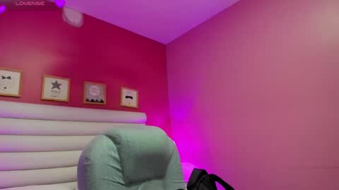 Snapshot of violet_sinclair chatting on 04/21/26, 11:27 violet_sinclair online show from 04/21/26, 11:27
