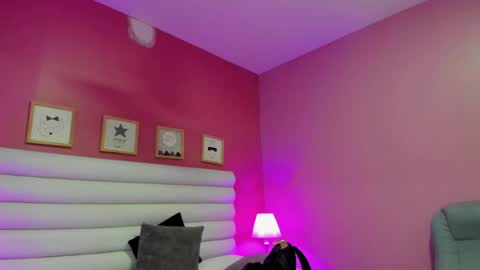 Snapshot of violet_sinclair chatting on 04/24/26, 11:23 violet_sinclair online show from 04/24/26, 11:23