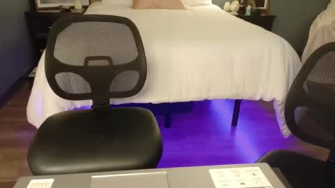 violet_winter97 online show from 05/11/26, 03:07