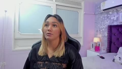 Snapshot of violeta_medina chatting on 05/20/26, 02:40 violeta_medina online show from 05/20/26, 02:40