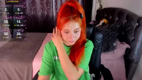 Snapshot of violetaarey chatting on 04/15/26, 05:53 Violeta Help me reach 150 thumbs up online show from 04/15/26, 05:53