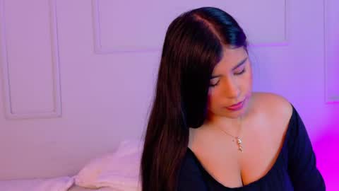 Snapshot of violetbloomm chatting on 05/18/26, 01:17 Violet online show from 05/18/26, 01:17