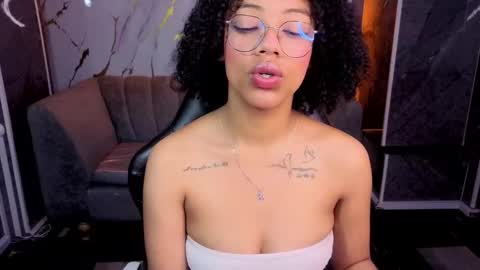violeth_b online show from 11/28/25, 02:42