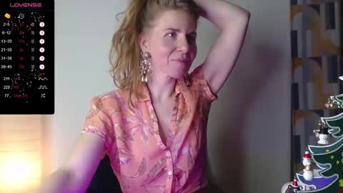 Snapshot of violetplath chatting on 12/15/24, 10:47 Violet  next stream December 6 online show from 12/15/24, 10:47