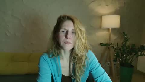Snapshot of violetplath chatting on 03/03/25, 09:15 Violet  next stream December 6 online show from 03/03/25, 09:15