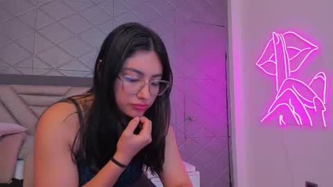 Snapshot of violetrousse chatting on 04/20/26, 07:04 Violet Rousse online show from 04/20/26, 07:04