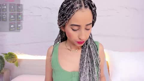 Snapshot of violett_rabbit_ chatting on 11/08/25, 12:05 Violett online show from 11/08/25, 12:05