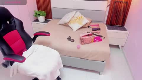 Snapshot of violetta_ross1 chatting on 05/16/26, 01:10 VIOLETTA online show from 05/16/26, 01:10