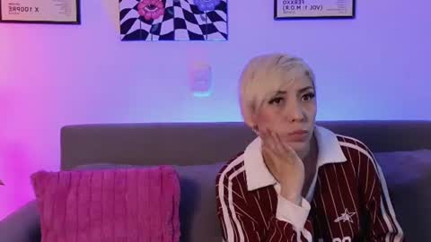 Snapshot of violettgrey_ chatting on 06/22/26, 01:18 Violet online show from 06/22/26, 01:18