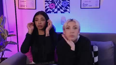 Snapshot of violettgrey_ chatting on 06/30/26, 03:18 Violet online show from 06/30/26, 03:18