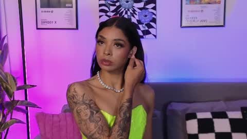 Snapshot of violettgrey_ chatting on 07/21/26, 02:03 Violet online show from 07/21/26, 02:03