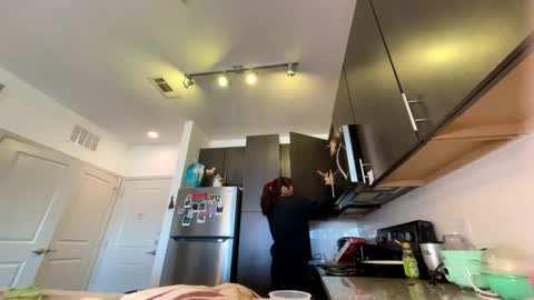 Violet Flowers online show from 12/21/25, 06:15