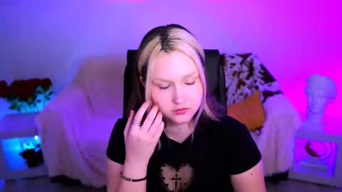 Snapshot of violettwoods chatting on 07/06/26, 04:20 Violett online show from 07/06/26, 04:20