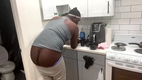 Snapshot of virgoincredible25 chatting on 11/08/25, 04:29 Elle Hood online show from 11/08/25, 04:29