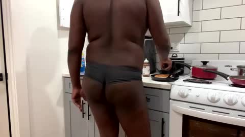 Snapshot of virgoincredible25 chatting on 02/12/26, 04:57 Elle Hood online show from 02/12/26, 04:57