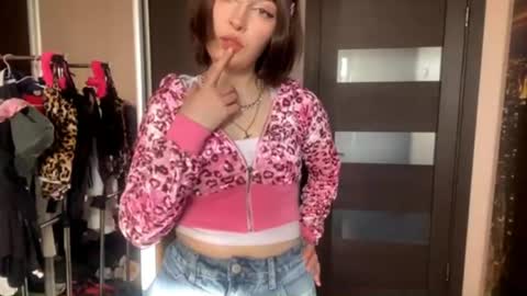 Snapshot of virusdoll chatting on 04/15/26, 01:51 virusdoll online show from 04/15/26, 01:51