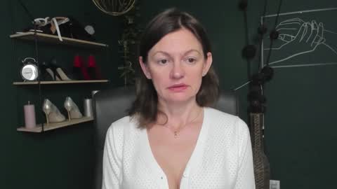 Vivian online show from 10/13/25, 06:24