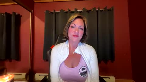 Snapshot of vivianluxe chatting on 10/25/25, 02:08 VivianLuxe online show from 10/25/25, 02:08