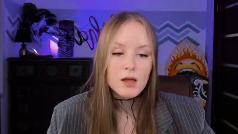 Vivien online show from 02/23/25, 12:16